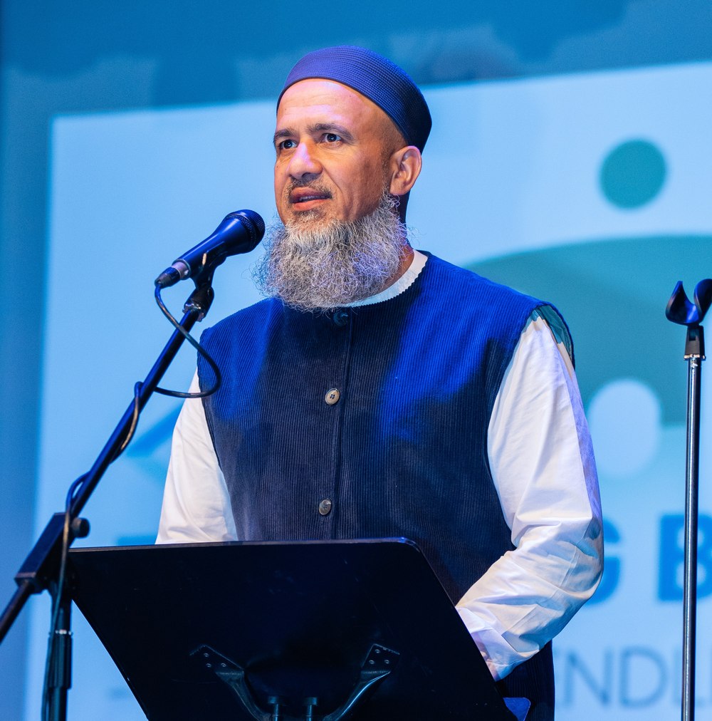 Rauf Bashir speaking at the Building Bridges Network event